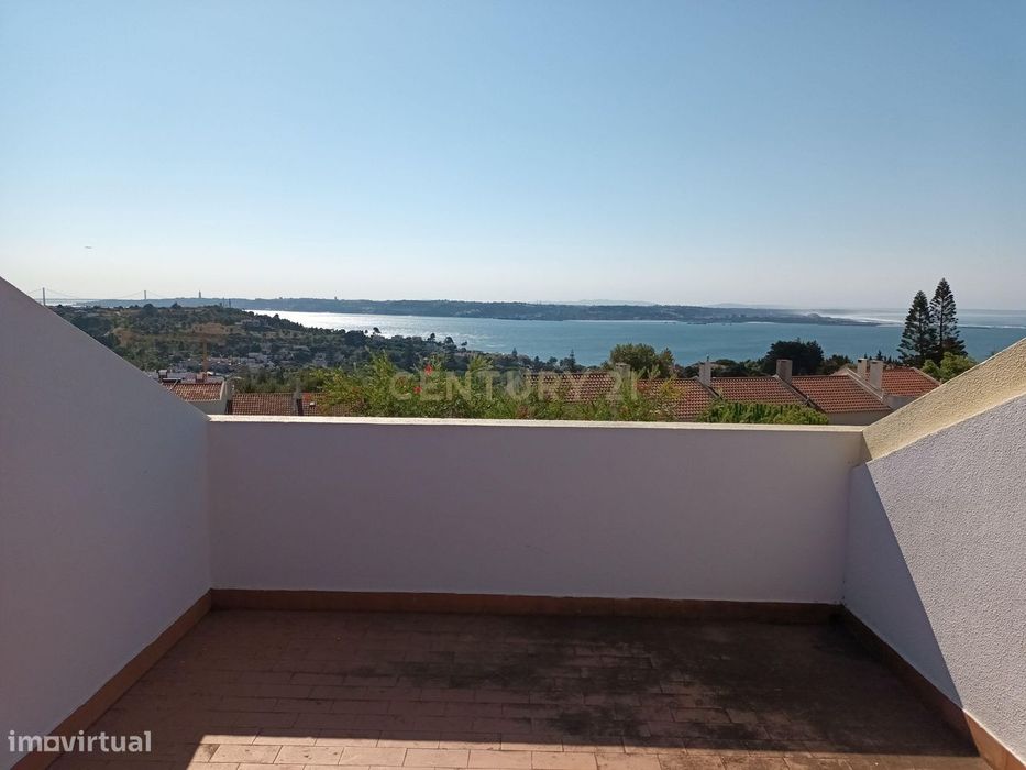 Simpática Moradia em Banda  em Caxias, Oeiras, com Vista Mar