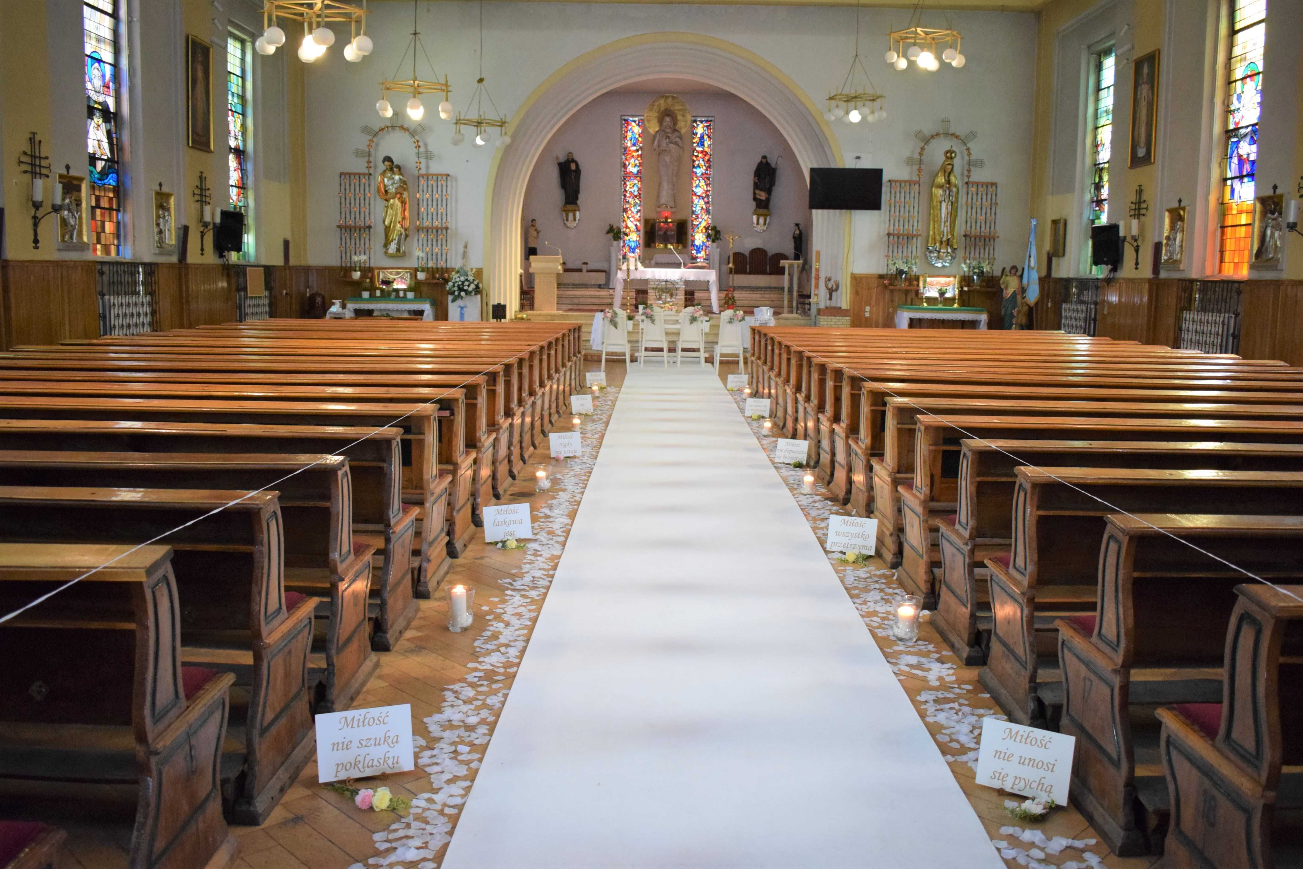 Ślub - dekoracja kościoła biały dywan, świeczniki