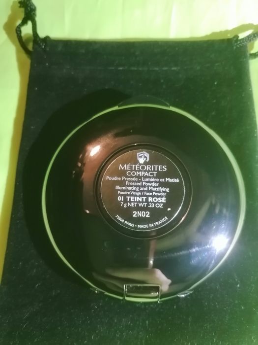 Освітлююча та матуюча пресована пудра Guerlain Teint Rose Meteorites