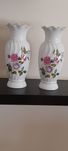 Duas jarras floridas em porcelana