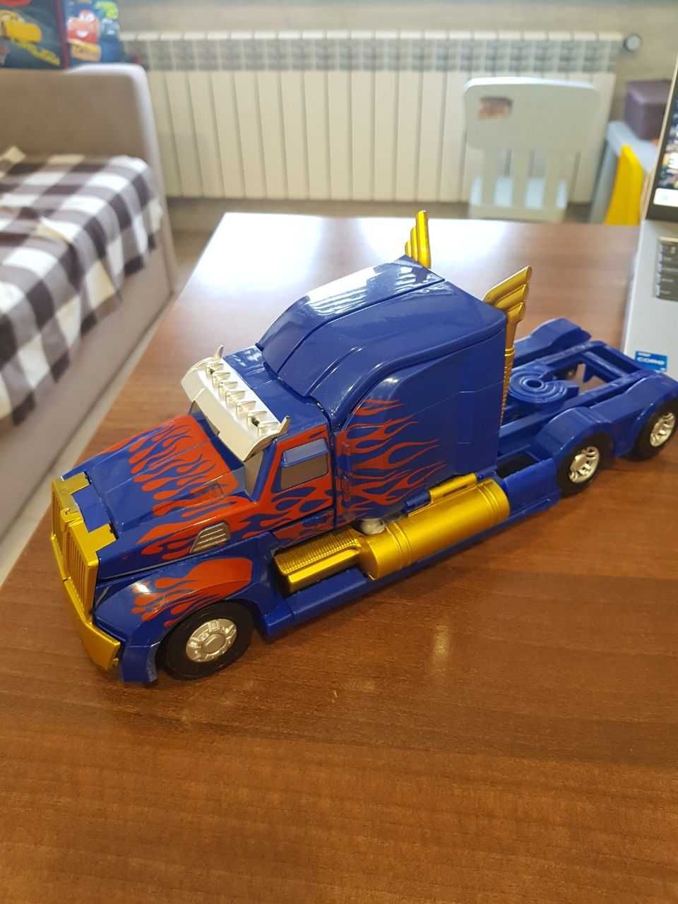 Іграшки Transformer Автоботи Оптимус та Бамблбі