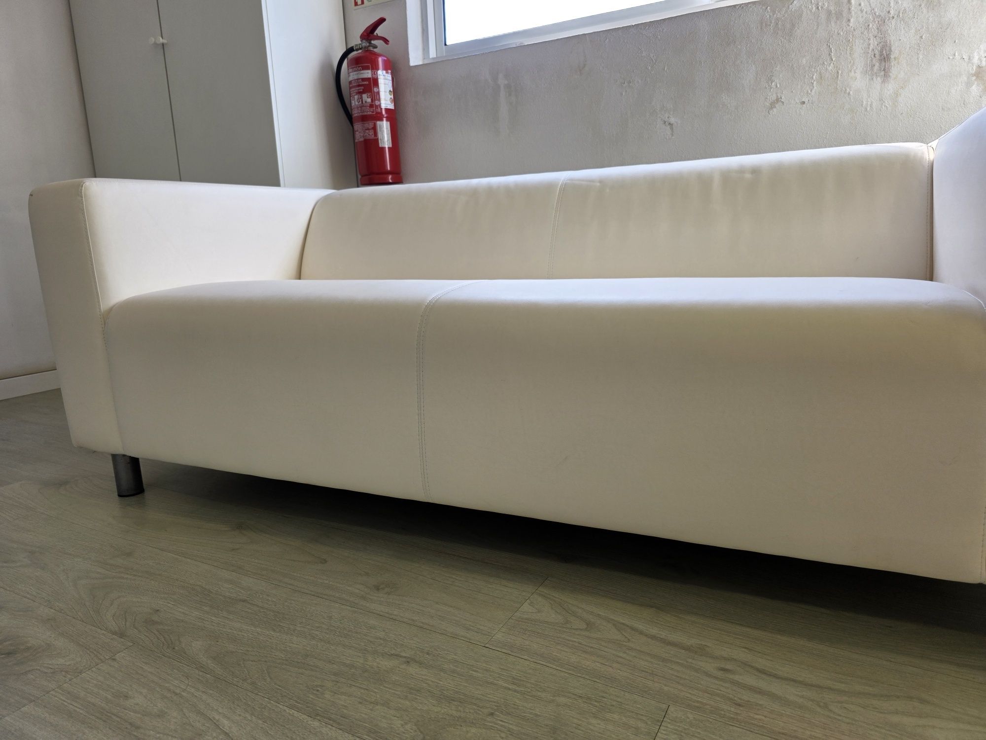 Sofá IKEA Pele Branco Klippan