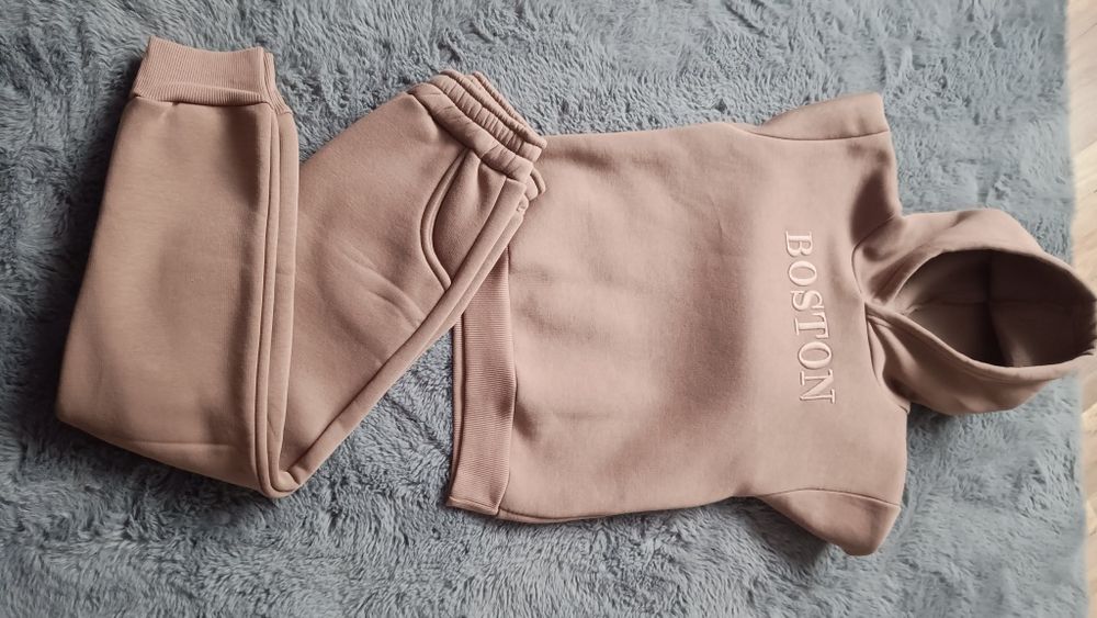 Nowy śliczny ciepły dres na 9 lat