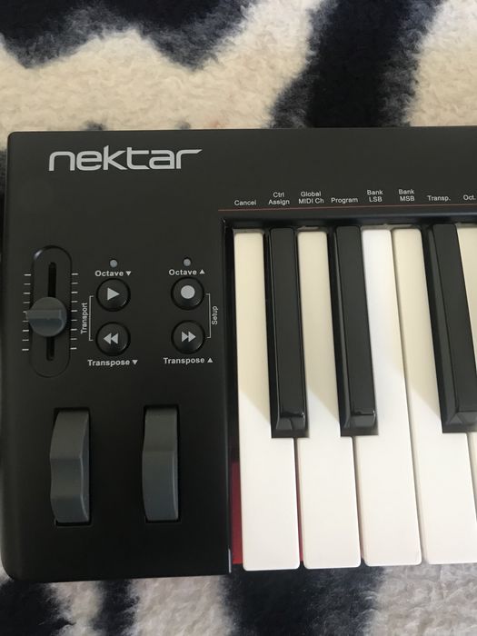 Controlador MIDI USB Nektar SE49
