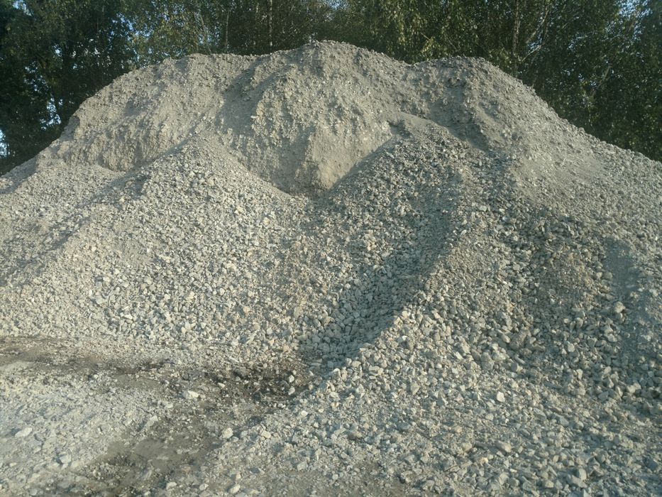 Piasek szary płukany bloczki betonowe fundamentowe cement wapno żwir