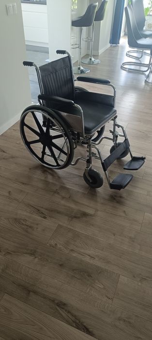Wózek inwalidzki z toaletką