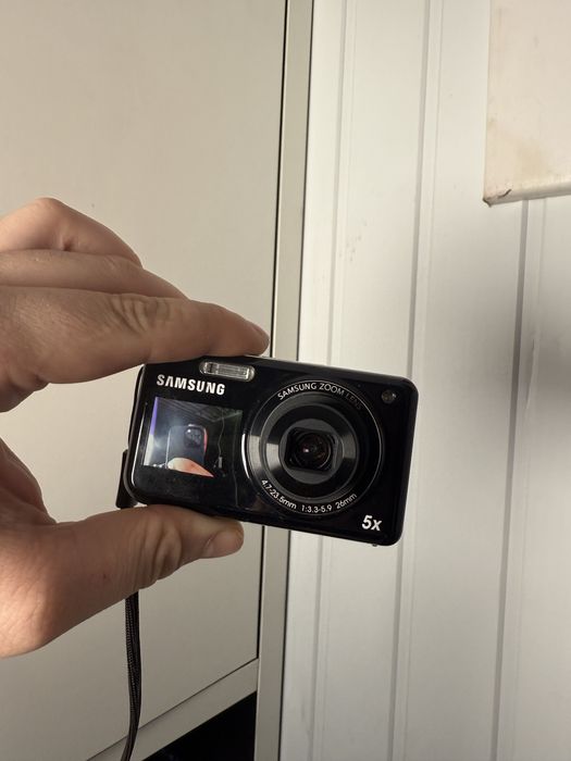 Цифровий фотоапарат Samsung з селфі дисплеем