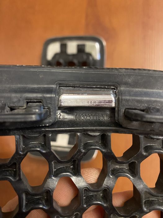 Решётка радиатора Jeep Cherokee