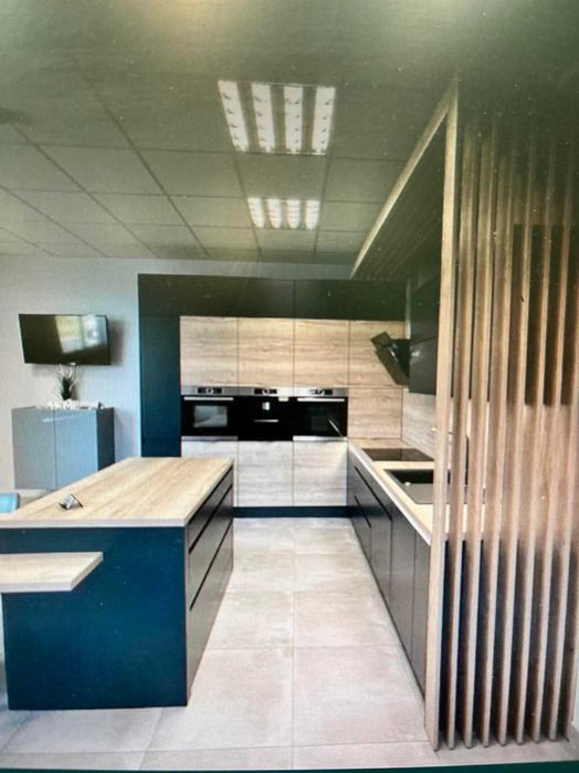 Nowoczesna kuchnia z dużą wyspą i stołem. Systemy BLUM. Transport.