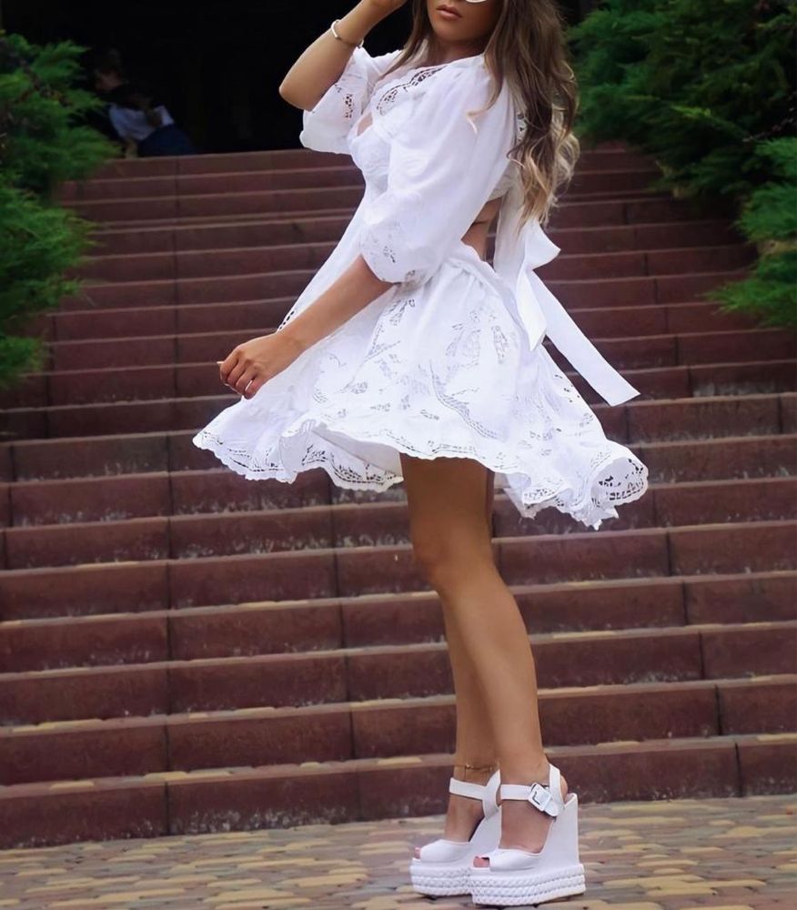 Платье белое кружывное с открытой спиной