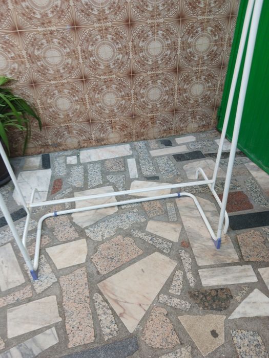 Dois suportes para dependurar cruzetas de roupa. Uteis para costureira