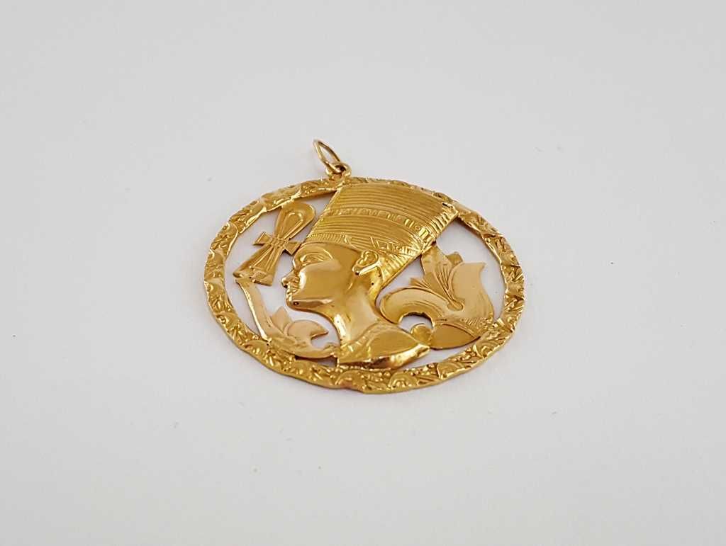 Medalion - zawieszka Nefretete, wykonana ze złota 0.740
