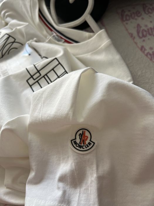Biała koszulka z napisem moncler
