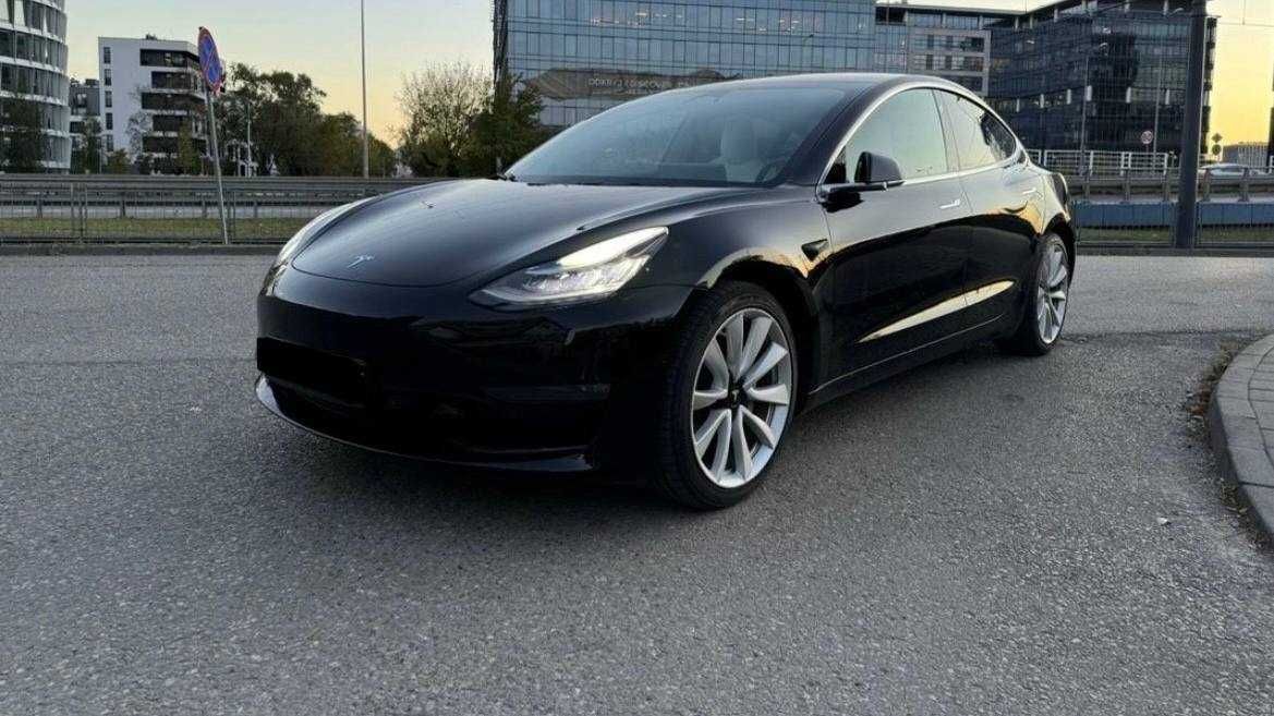 У продажі Tesla model 3 2019