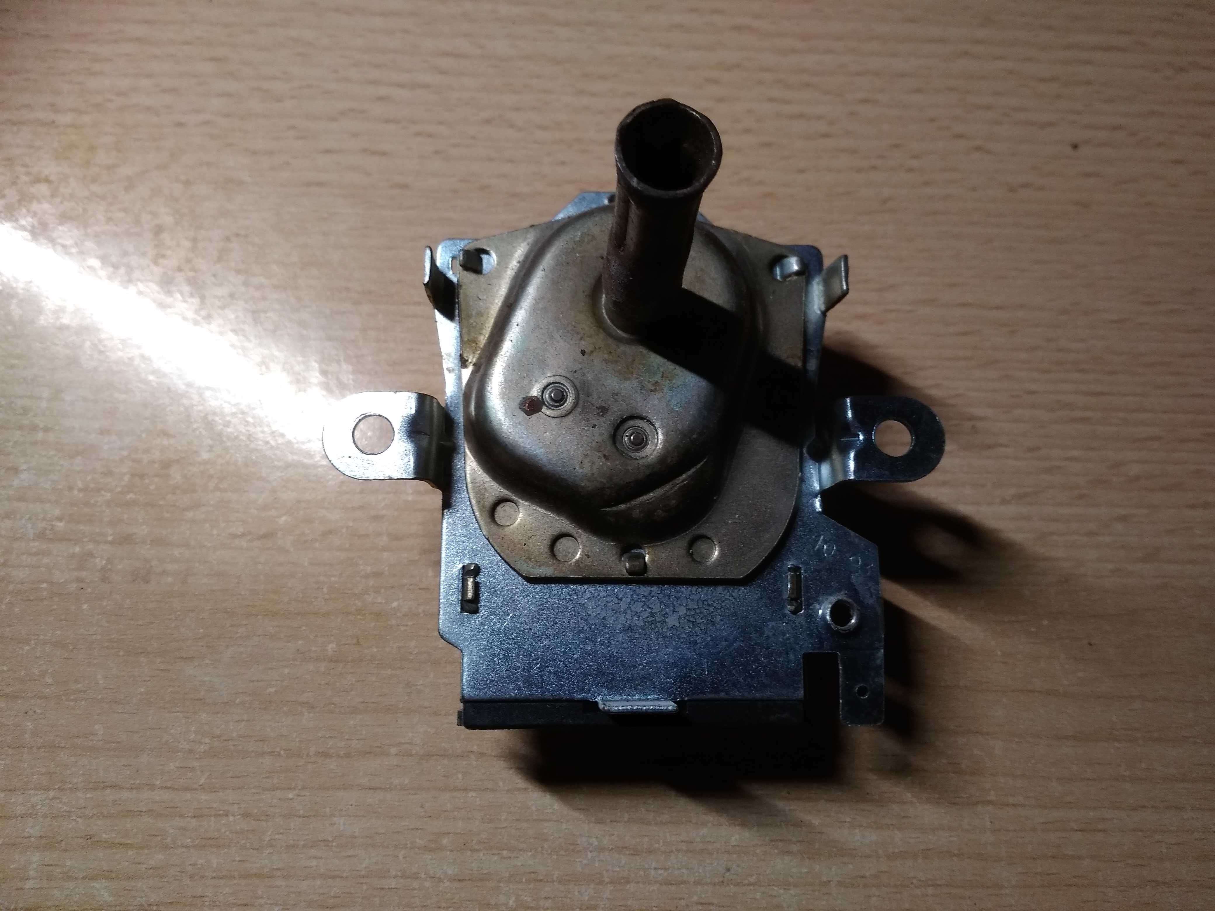 Silnik synchroniczny z przekładnią 956 2/2,4RPM MARENO