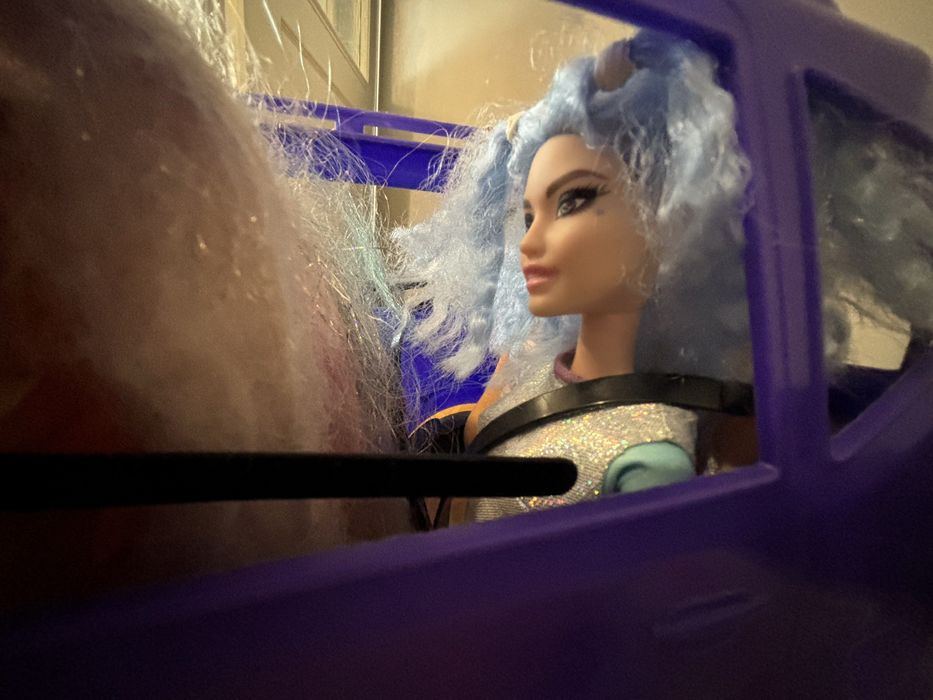 Samochód barbie z lalkami i przyczepą dla koni