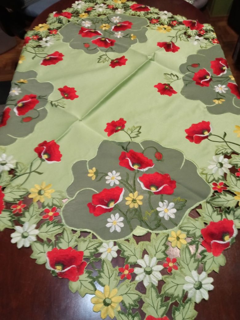 Obrus poliestrowy kwadratowy haftowany o boku 85 cm