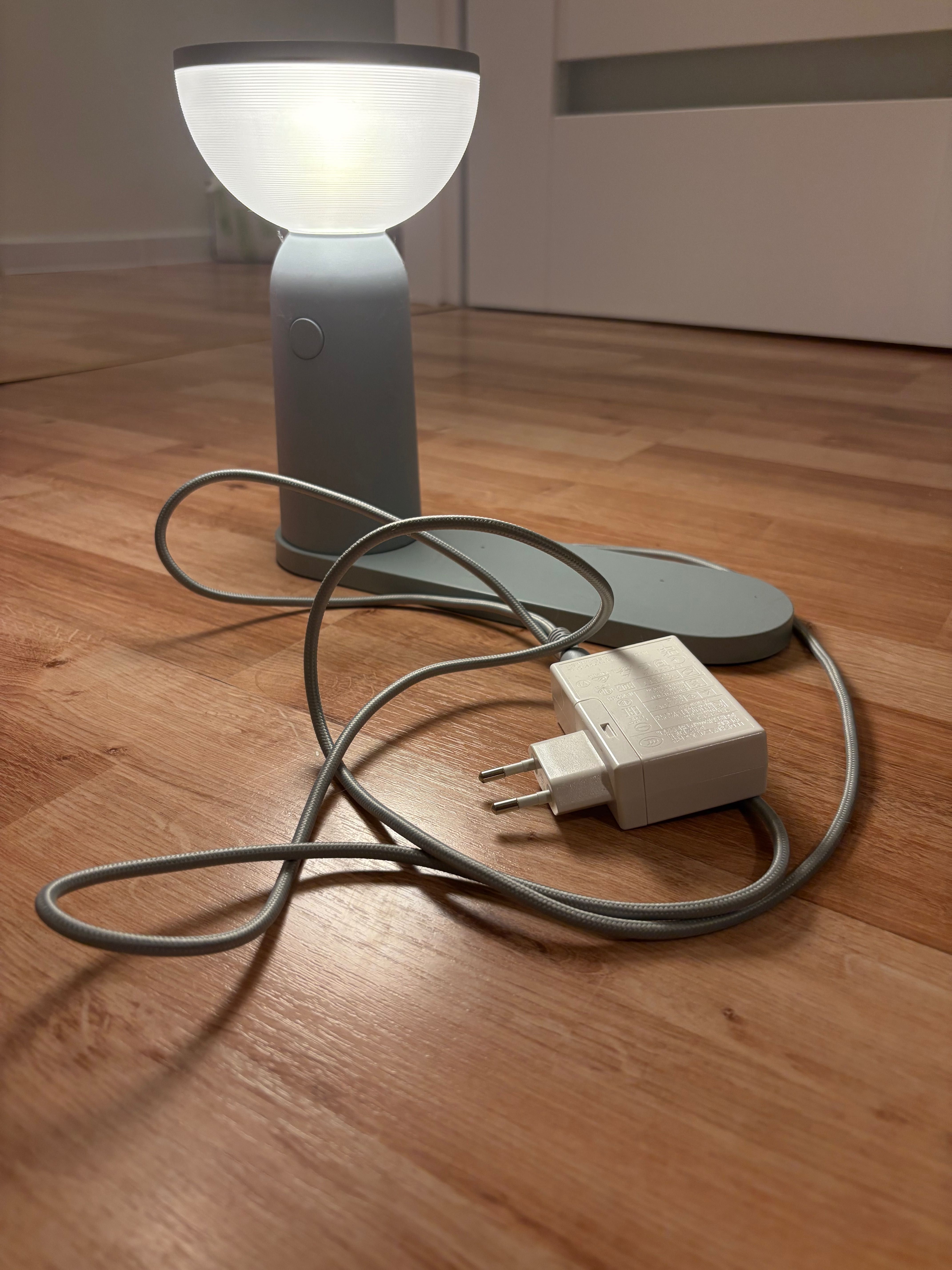 Ikea Bettorp Lampka stołowa / nocna z ładowarką indukcyjną Qi