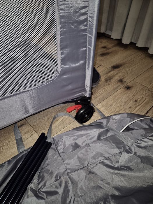 Łóżeczko turystyczne składane dwupoziomowe z materacem