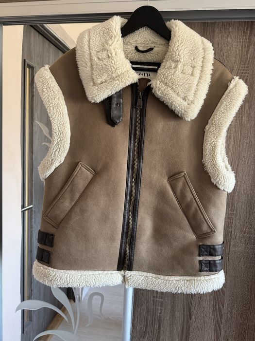 Жіноча безрукавка ZARA на хутрі, розмір XS