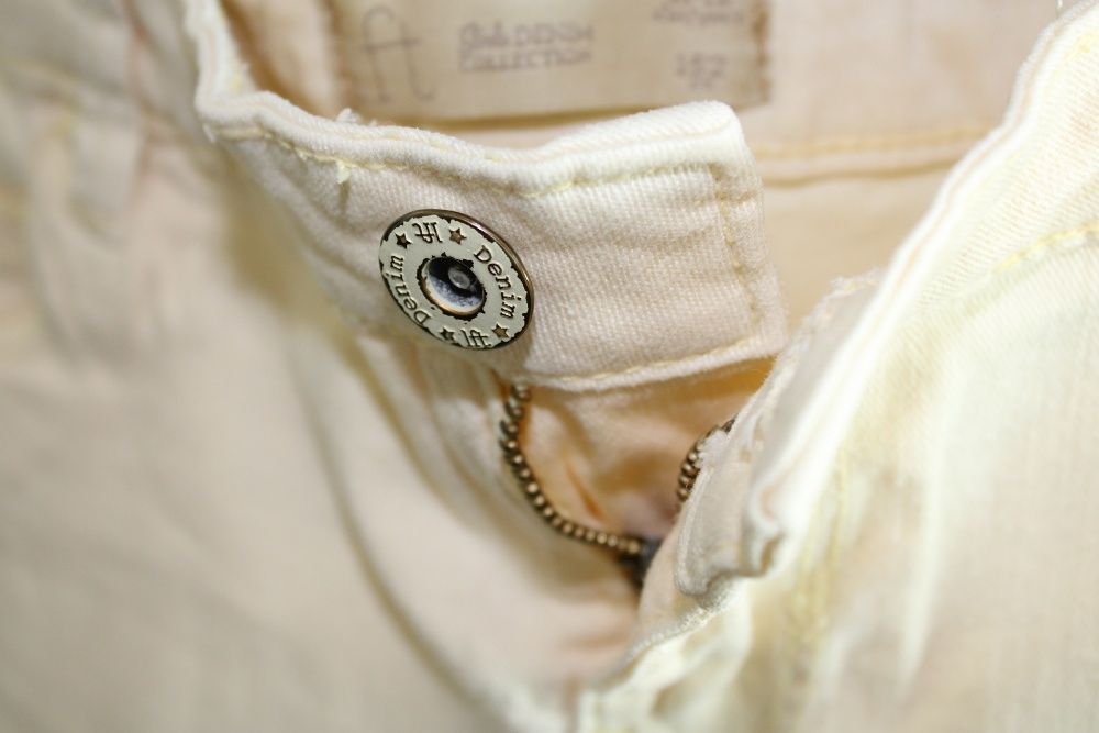 Calções amarelo claro, Lefties, com aplicação no bolso