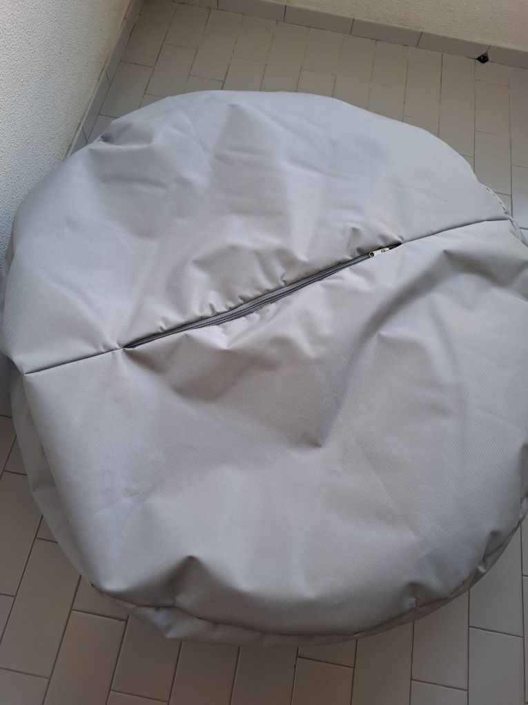 Puff cinzento exterior