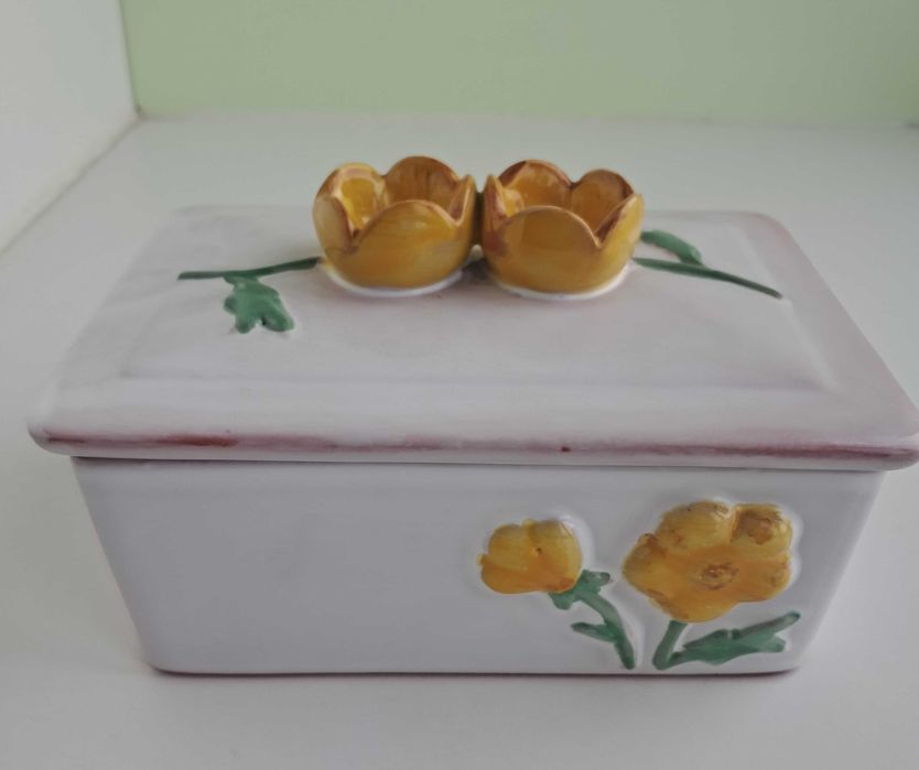 Caixa em Louça com Flores em Relevo