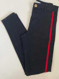 Calças de ganga pretas com faixa vermelha