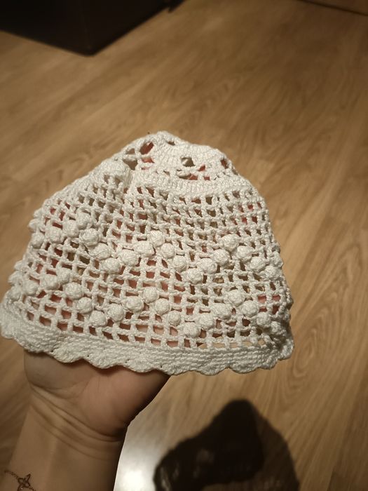 Czapeczka biała bardzo ładna