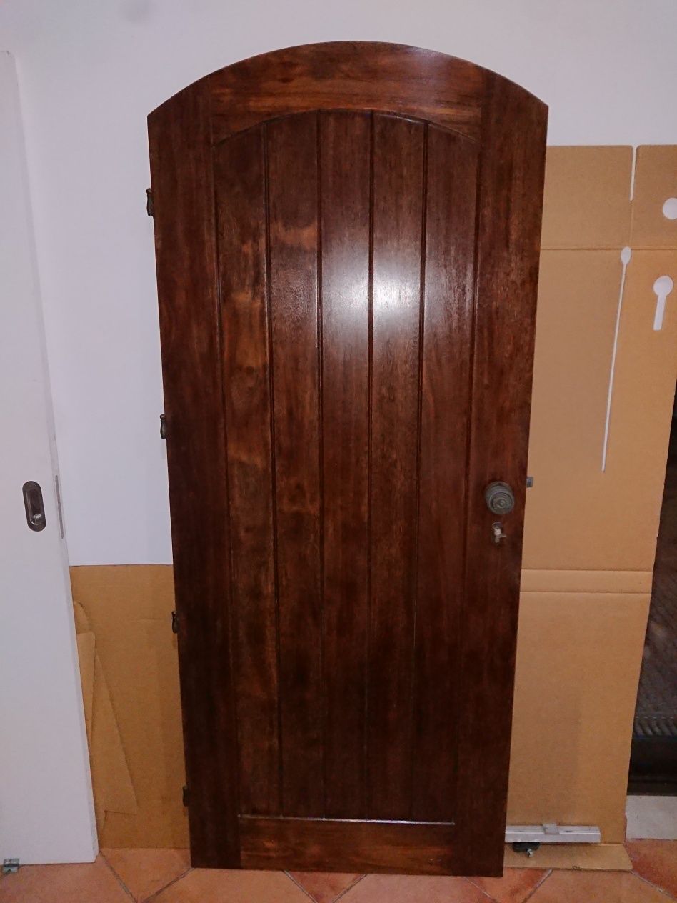 Porta de entrada em madeira maciça com aros / guarnições.