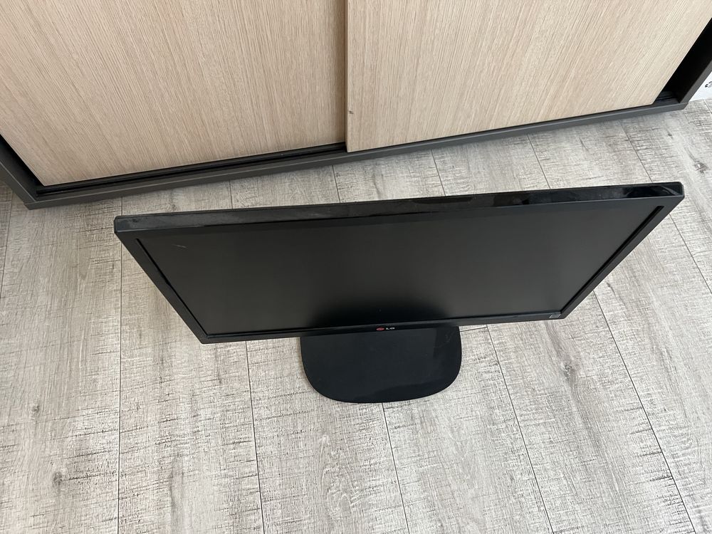 Jeden monitor marki LG 22M35A-B