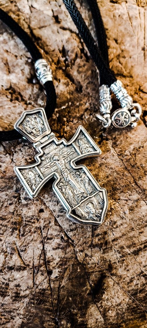 Чоловічий хрестик на шнурку  срібний хрест