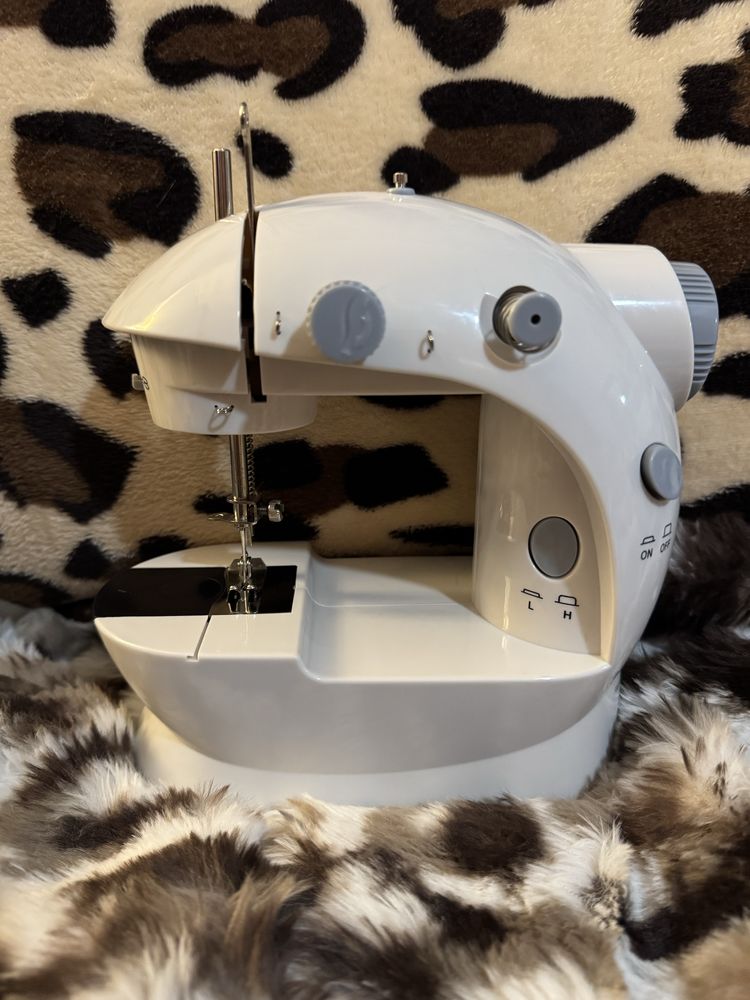 Mini Máquina de Costura como NOVA