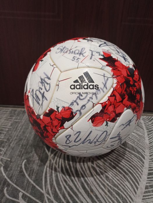 Piłka z podpisami zawodników