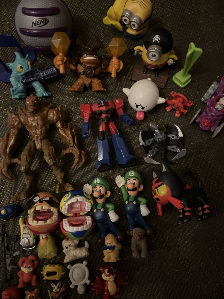 Lote 32 Figuras/Brinquedos aleatórios - USADOS