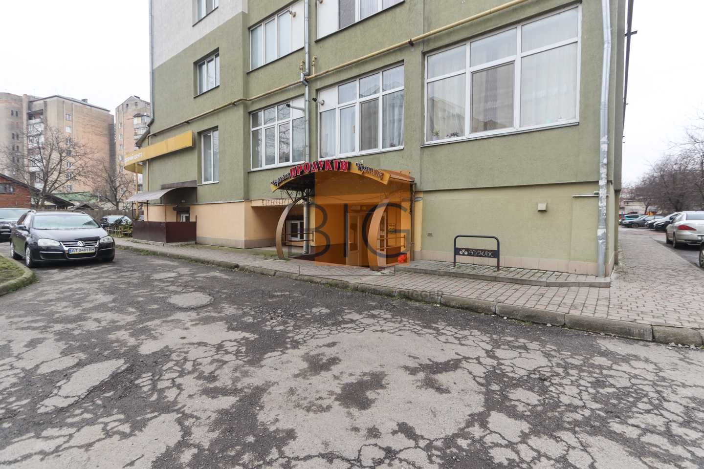 Торгове приміщення з фасадним входом за вул. Кисілевської