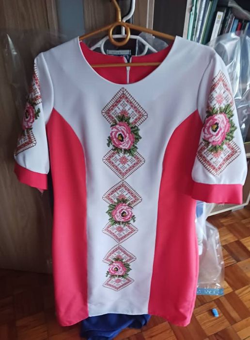 Sprzedam sukienkę rencznie wyszywana