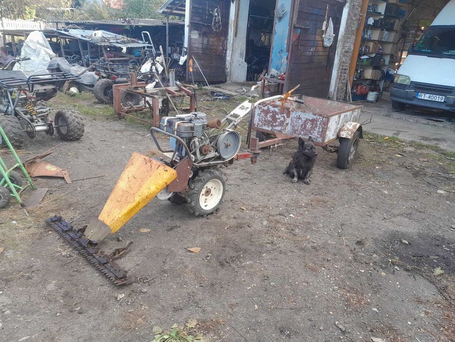 Zestaw Dzik kosiarka lstwowa z przyczepka i osprzetem.