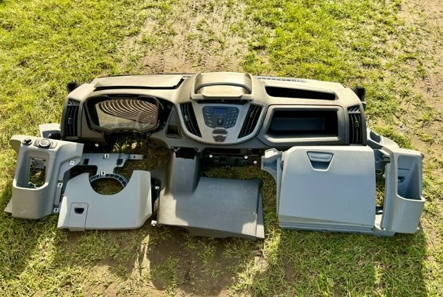kokpit deska rozdzielcza osłony słupków  Ford Transit mk8 2019 rok