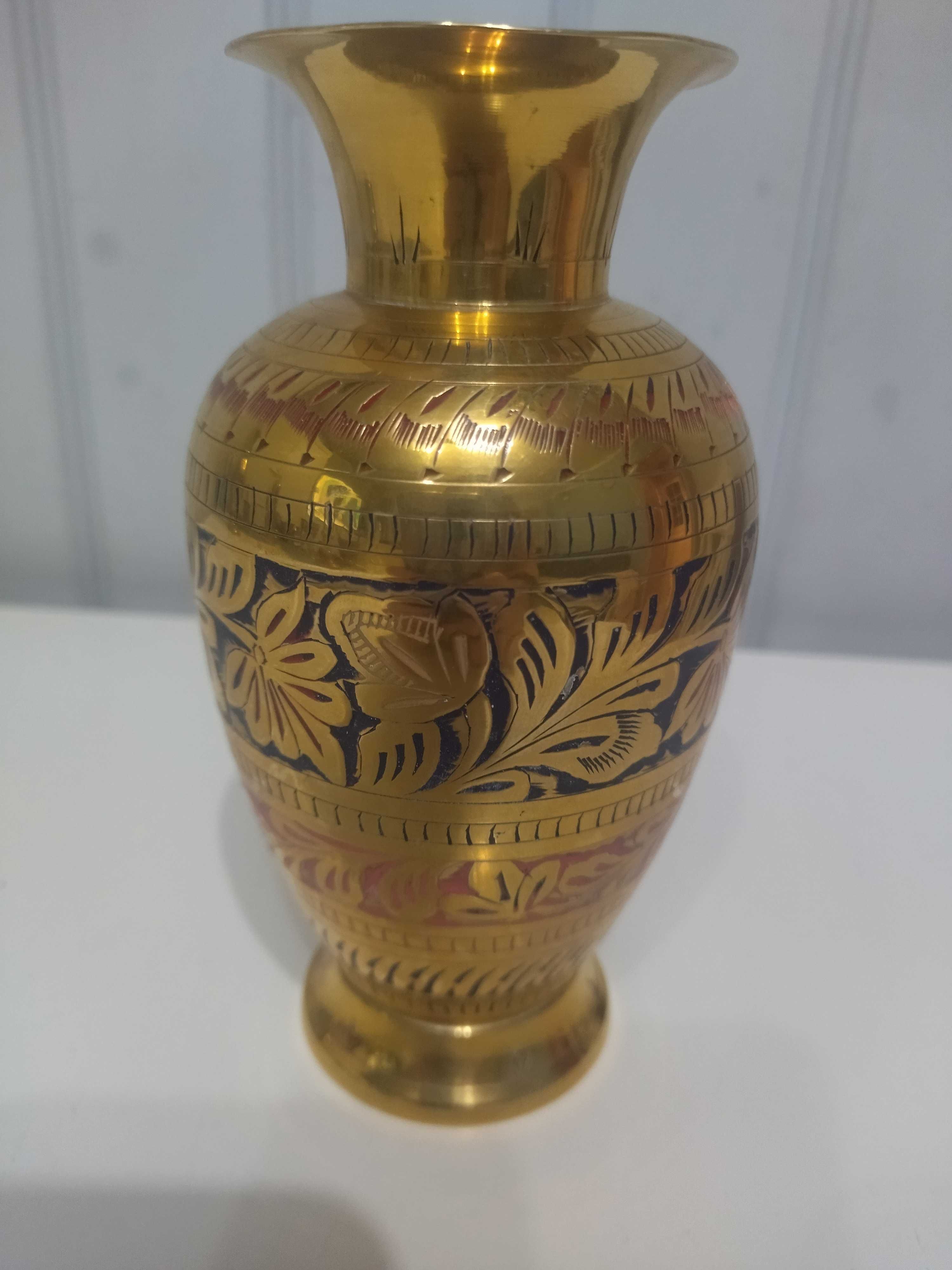 Stary wazon dzbanek indyjski, własnoręcznie wykonany z mosiądza