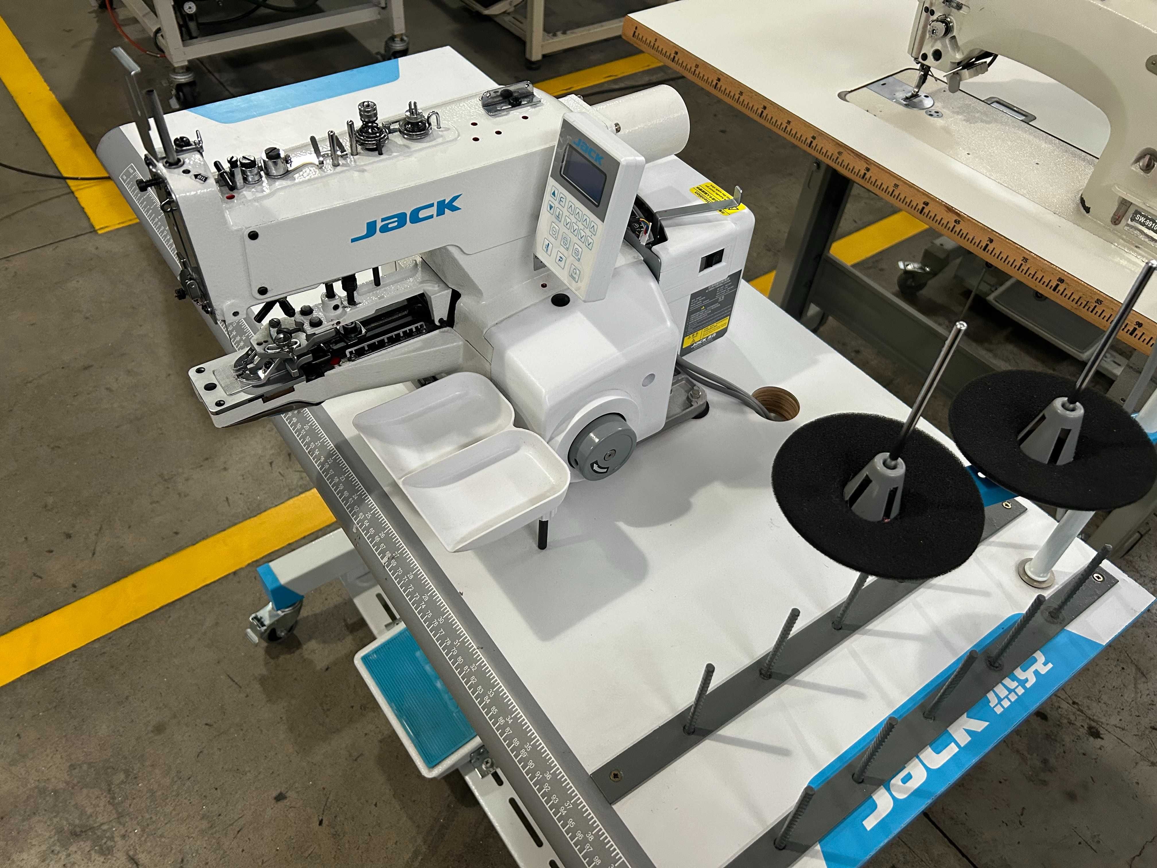 Máquina de pregar botões industrial JACK AHE59