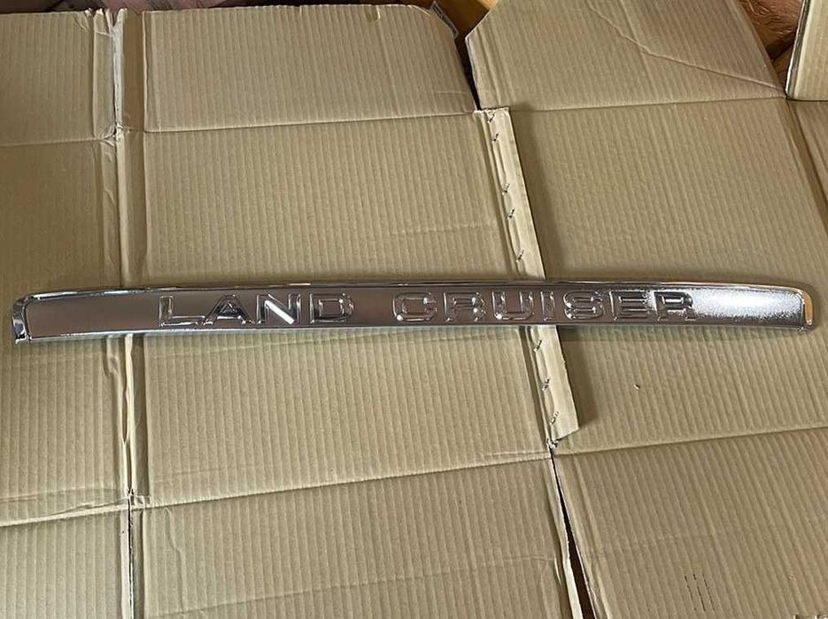 Toyota Land Cruiser 100: Накладка над номером планка багажника