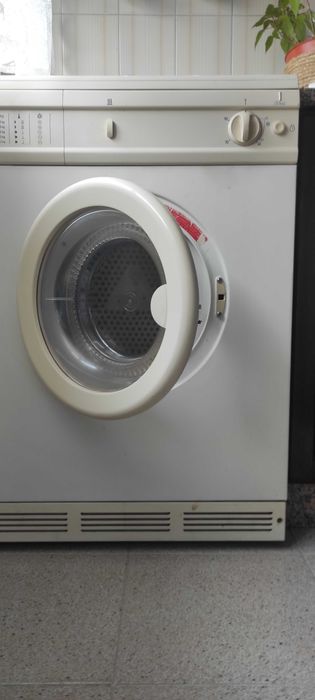 Máquina de secar roupa usada e em bom estado.