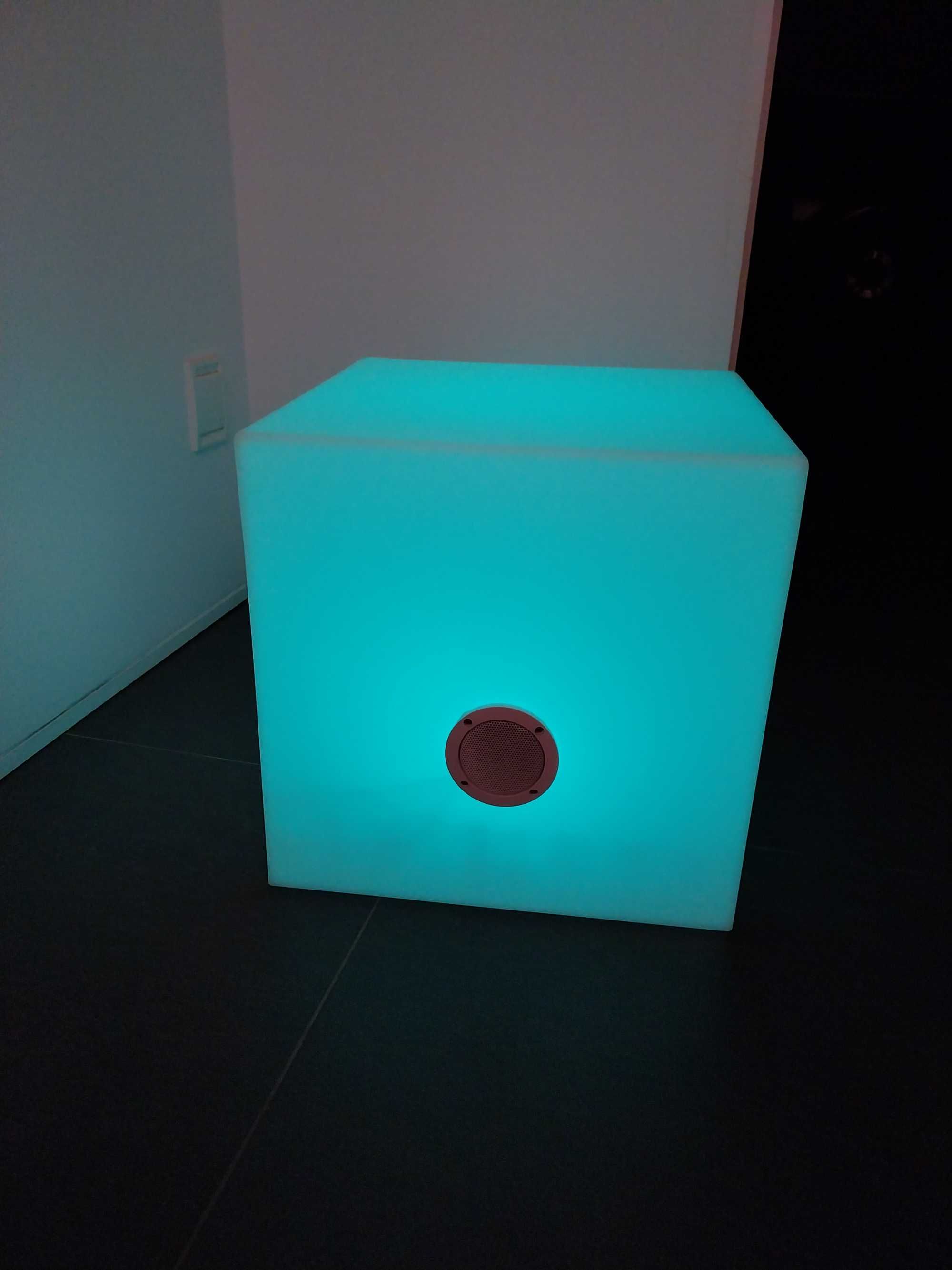 Cubo luminoso LED com bateria integrada, colunas e comando, bom estado