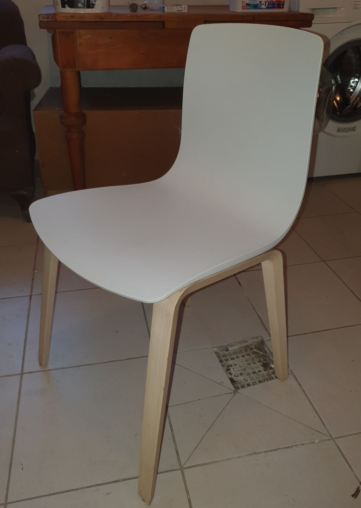 Designerskie krzesło polipropylenowe  Arper Aava z drewnianymi  nogam