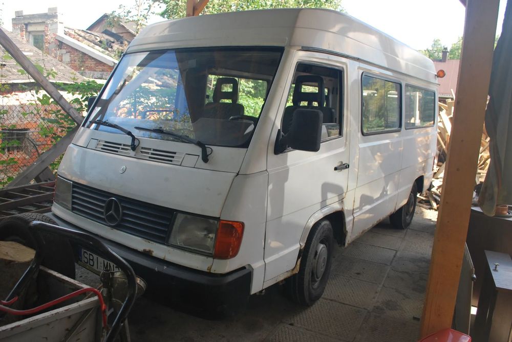 Mercedes-Benz MB100  Mercedes-Benz MB 100 Minibus - 9 osób