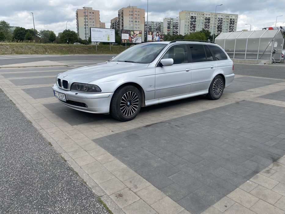 Sprzedam BMW E39 z 2002 roku - Wyposażone, w dobrym stanie!