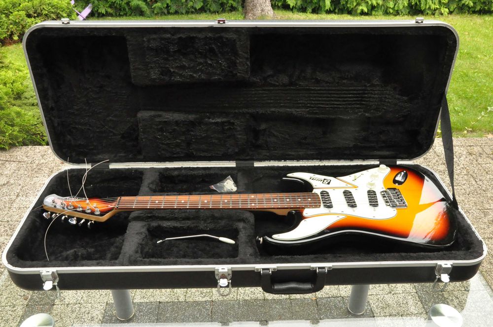 Gitara elektryczna Burns of London z futerałem.