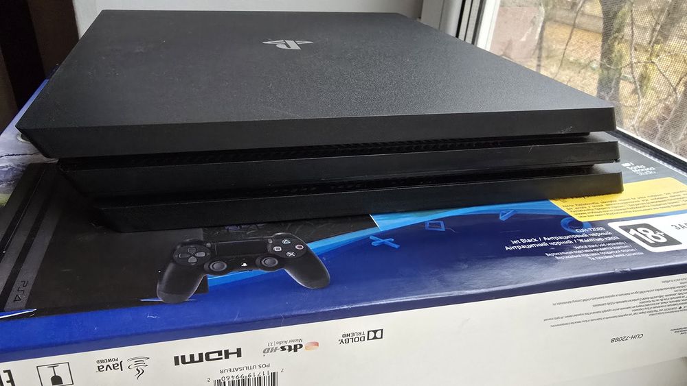 PS4 Pro 1TB + геймпад