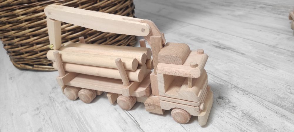 Drewniane auto z przyczepą